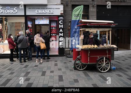 Istanbul, Turchia. 26 novembre 2021. Le persone si accodano all'esterno di un ufficio di cambio valuta a Istanbul. La Turchia sta attraversando una crisi economica molto profonda. Nel Erdoganís dicembre la lira turca ha preso il suo più grande colpo in due decenni dopo la decisione di approfondire i tagli di interesse. Le famiglie turche, soprattutto quelle a basso reddito, sono lasciate alle prese con prezzi più alti per i beni - compresi gli elementi essenziali come il cibo e l'energia. Credit: SOPA Images Limited/Alamy Live News Foto Stock