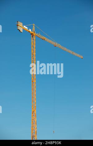 Gru da cantiere in giornata di sole Foto Stock