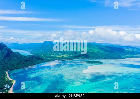 Vista panoramica aerea dell'isola di Mauritius - particolare del monte le Morne Brabant con cascata subacquea prospettiva illusione ottica - Wanderlust e. Foto Stock