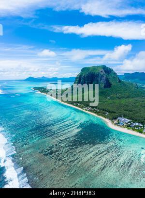 Vista panoramica aerea dell'isola di Mauritius - particolare del monte le Morne Brabant con cascata subacquea prospettiva illusione ottica - Wanderlust e. Foto Stock