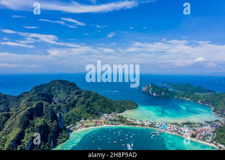 Blu acqua limpida con barche. Verde isola tropicale Phi Phi, palme crescono. Tiro da un drone dall'aria. Bella stagione. Turchese o Foto Stock