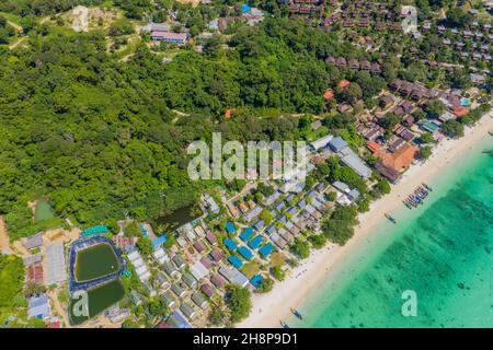 Blu acqua limpida con barche. Verde isola tropicale Phi Phi, palme crescono. Tiro da un drone dall'aria. Bella stagione. Turchese o Foto Stock