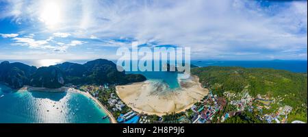 Paradiso tropicale isola resort concetto di viaggio sfondo - isola Phi-Phi, Provincia di Krabi, Thailandia. Antenna Foto Stock