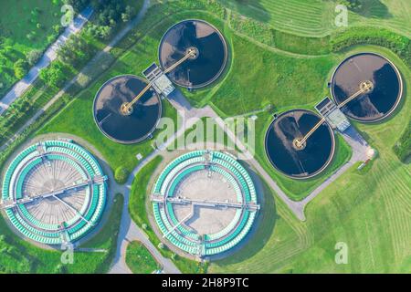 Vista aerea di industriale moderno impianto di trattamento delle acque reflue Foto Stock
