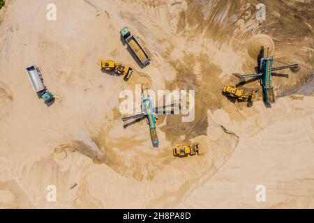 Vista aerea di sabbia operazione mineraria estrazione di un intervallo di sabbie minerali. Foto Stock