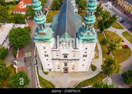 Vista panoramica dall'alto del centro storico di Lowicz con la piazza del mercato di Rynek, il vecchio municipio, il nuovo municipio, gli edifici colorati con mu Foto Stock