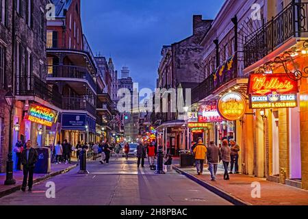 Bar e pizzerie ristoranti di notte in Bourbon Street, quartiere francese / Vieux Carré nella città di New Orleans, Louisiana, Stati Uniti / Stati Uniti d'America Foto Stock