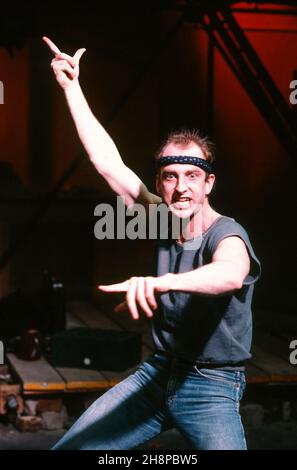 ROAD by Jim Cartwright design: Paul Brown illuminazione: Christopher Toulmin regista: Simon Curtis William Armstrong (Eddie / Skin) Royal Court Theatre, London SW1 09/06/1986 Foto Stock