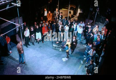 ROAD by Jim Cartwright design: Paul Brown Lighting: Christopher Toulmin regista: Simon Curtis Centre, l-r: Edward Tudor-Pole (scolpitura - in trolley), Lesley Sharp (Louise / Clare), Mossie Smith (Carol) con i membri del pubblico del lungomare Royal Court Theatre, Londra SW1 09/06/1986 Foto Stock