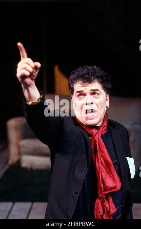 ROAD by Jim Cartwright design: Paul Brown Lighting: Christopher Toulmin regista: Simon Curtis Ian Dury (sullery) Royal Court Theatre, London SW1 26/01/1987 Foto Stock