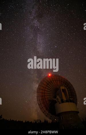 Algonquin radio Observatory (ARO) piatto di notte con la Via Lattea, Algonquin Provincial Park, Ontario, Canada Foto Stock