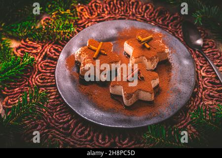 Dessert alla cannella di Natale a forma di stella con ornamenti Foto Stock