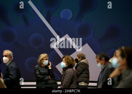 Lisbona, Portogallo. 1 dicembre 2021. Le persone attendono di ricevere una dose del vaccino del Covid-19 il primo giorno di un nuovo centro di vaccinazione a Lisbona, in Portogallo, il 1° dicembre 2021. Si prevede che migliaia di persone saranno vaccinate contro COVID-19 e l'influenza ogni giorno presso il nuovo centro di vaccinazione, il più grande del paese, quando il paese tornò il 01 dicembre allo stato di calamità. (Credit Image: © Pedro Fiuza/ZUMA Press Wire) Credit: ZUMA Press, Inc./Alamy Live News Foto Stock