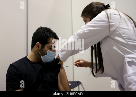 Lisbona, Portogallo. 1 dicembre 2021. Un uomo riceve una dose del vaccino del Covid-19 il primo giorno di un nuovo centro di vaccinazione a Lisbona, in Portogallo, il 1° dicembre 2021. Si prevede che migliaia di persone saranno vaccinate contro COVID-19 e l'influenza ogni giorno presso il nuovo centro di vaccinazione, il più grande del paese, quando il paese tornò il 01 dicembre allo stato di calamità. (Credit Image: © Pedro Fiuza/ZUMA Press Wire) Credit: ZUMA Press, Inc./Alamy Live News Foto Stock