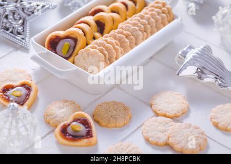 Biscotti di Natale fatti in casa con ornamenti in bianco Foto Stock
