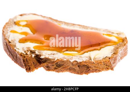Un pane di miele isolato su sfondo bianco pane e miele, miele, pane, pane marrone, goccia, burro, eseguire Foto Stock
