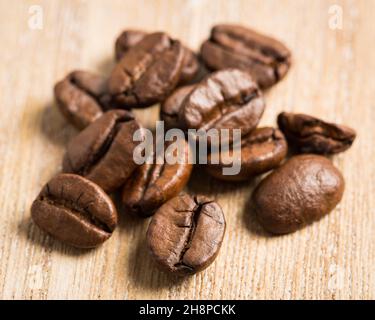 Chicchi di caffè su asse di legno caffè, fagioli, chicchi di caffè, asse, singolo, spazio, legno, piccolo, molti, mucchio Foto Stock