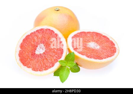 Pompelmo intero e dimezzato con primo piano in foglie di menta, sfondo, natura Foto Stock