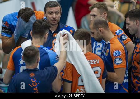 Ceske Budejovice, Repubblica Ceca. 01 dicembre 2021. Center è allenatore Igor Juricic di Kemerovo in azione durante la CEV Volleyball Cup uomini, 16 ° finale gioco: Ceske Budejovice vs Kemerovo in Ceske Budejovice sport arena, Repubblica Ceca, 1 dicembre 2021. Credit: Vaclav Pancer/CTK Photo/Alamy Live News Foto Stock