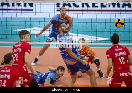 Ceske Budejovice, Repubblica Ceca. 01 dicembre 2021. Da sinistra in azione durante la CEV Volleyball Cup Men, 16 finale gioco: Ceske Budejovice vs Kemerovo in Ceske Budejovice sport arena, Repubblica Ceca, 1 dicembre 2021. Credit: Vaclav Pancer/CTK Photo/Alamy Live News Foto Stock