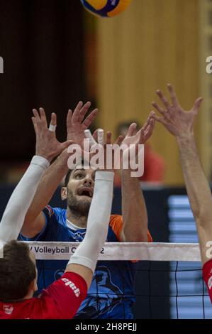 Ceske Budejovice, Repubblica Ceca. 01 dicembre 2021. Vitaly Papazov di Kremerovo in azione durante la CEV Volleyball Cup uomini, 16 ° finale gioco: Ceske Budejovice vs Kemerovo in Ceske Budejovice sport arena, Repubblica Ceca, 1 dicembre 2021. Credit: Vaclav Pancer/CTK Photo/Alamy Live News Foto Stock