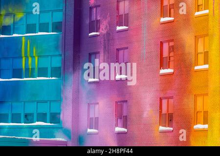 Vecchio edificio ospedaliero con colori murali e neve fresca, Greater Sudbury, Ontario, Canada Foto Stock