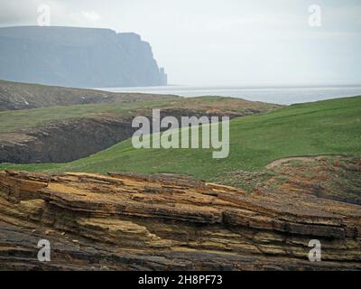 Vista sulla scogliera attraverso i geos (scogli lungo le linee di faglia) lungo la costa nord-occidentale vicino a Brough of Birsay Orkney, Scozia, Regno Unito Foto Stock