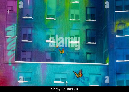 Vecchio edificio ospedaliero con colori murali e neve fresca, Greater Sudbury, Ontario, Canada Foto Stock