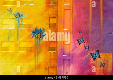 Vecchio edificio ospedaliero con colori murali e neve fresca, Greater Sudbury, Ontario, Canada Foto Stock