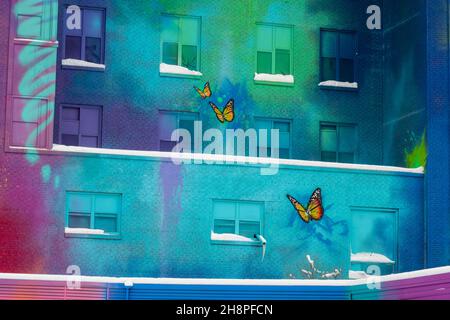 Vecchio edificio ospedaliero con colori murali e neve fresca, Greater Sudbury, Ontario, Canada Foto Stock