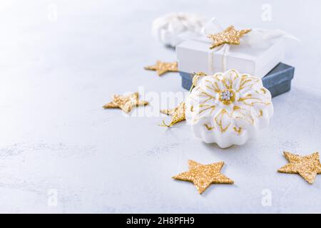 Sistemazione di ornamenti natalizi, candele e regalo di smal in bianco nevoso con spazio copia Foto Stock