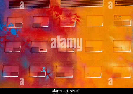 Vecchio edificio ospedaliero con colori murali e neve fresca, Greater Sudbury, Ontario, Canada Foto Stock