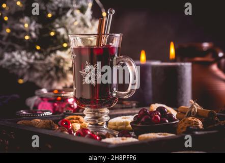 VIN brulé con mirtilli e spezie, biscotti natalizi e candele Foto Stock