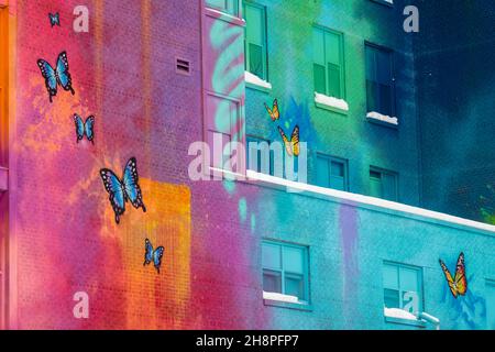 Vecchio edificio ospedaliero con colori murali e neve fresca, Greater Sudbury, Ontario, Canada Foto Stock