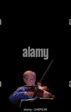 Un violinista della Kernow Chamber suona al Trebah Garden Amphitheater in Cornovaglia. Foto Stock