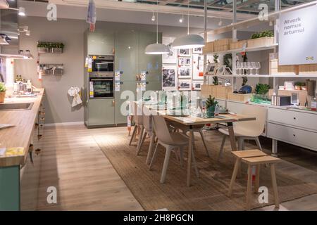 Vilnius, Lituania - 06 Novembre 2018: vista interna della cucina e sala da pranzo all'interno negozio IKEA. IKEA è svedese fondato, più grande del mondo di mobilio Foto Stock