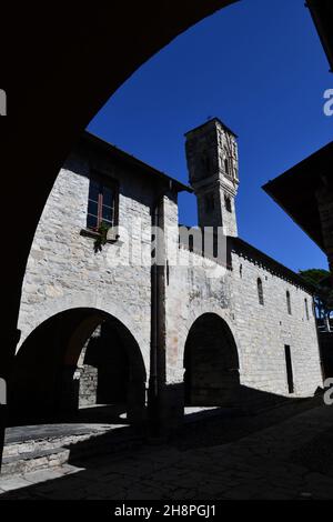 Il campanile della chiesa di Santa Maria Maddalena, Ossuccio, Lago di Como, Lombardia, Italia Foto Stock