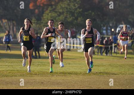 Ethan Godsey (40) di Agoura-SS, Jared Steins (1568) di Servite-SS, Christopher Chavez (1671) di St. John Bosco-SS e Isaiah Givens (1284) di Pasadena-SS corrono nella gara ragazzi Divison 3 durante i Campionati CIF State Cross Country al Woodward Park, sabato 27 novembre 2021, a Fresno, calib. Foto Stock