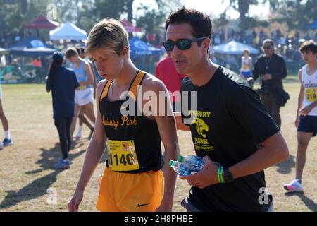 Sean Brosnan, allenatore dei Newbury Park Panthers, parla con Aaron Sahlman (1140) prima dell'inizio della gara ragazzi della prima Divisione durante i Campionati CIF State Cross Country a Woodward Park, sabato 27 novembre 2021, a Fresno, calib. Foto Stock