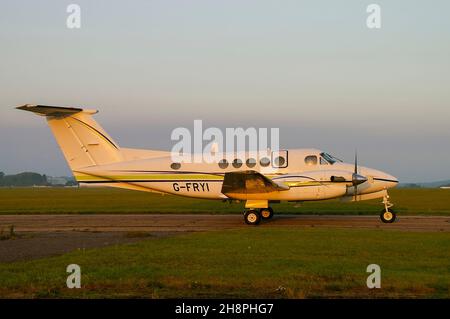 London Executive Aviation Beechcraft Super King Air 200 aereo G-FRYI tassando per un volo in una mattinata di nebbia all'aeroporto di Londra Southend, Regno Unito Foto Stock