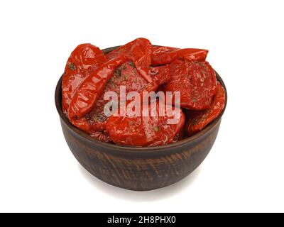 Pomodori secchi in un recipiente isolato su sfondo bianco Foto Stock