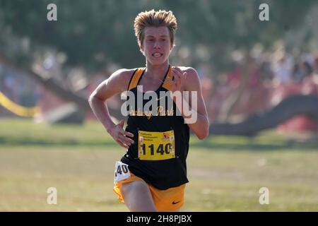Aaron Sahlman (1140) di Newbury Park-SS si piazza quarto nella gara ragazzi della prima Divisione nelle 14:55,6 durante i Campionati CIF State Cross Country a Woodward Park, sabato 27 novembre 2021, a Fresno, calib. Foto Stock