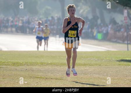 Aaron Sahlman (1140) di Newbury Park-SS si piazza quarto nella gara ragazzi della prima Divisione nelle 14:55,6 durante i Campionati CIF State Cross Country a Woodward Park, sabato 27 novembre 2021, a Fresno, calib. Foto Stock
