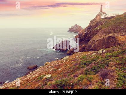 faro sulla costa rocciosa Foto Stock