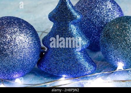 Decorazioni blu scintillanti di Natale, un albero di Natale, arredamento per Capodanno Foto Stock