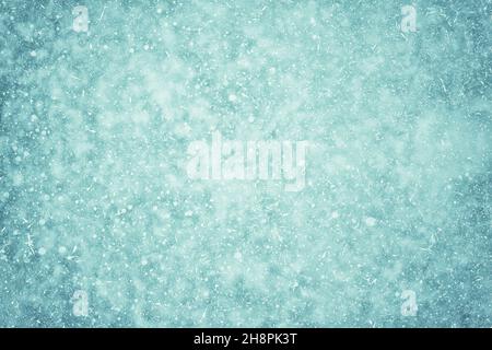 La consistenza del ghiaccio in un gelo cristallino con bolle ghiacciate e fiocchi di neve. Il concetto di sfondo invernale per un design a strato piatto. Foto Stock