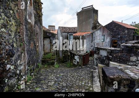 Antiche case in pietra, strade di Vila do Corvo, isola Corvo Azzorre Portogallo Foto Stock