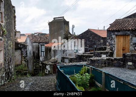 Antiche case in pietra, strade di Vila do Corvo, isola Corvo Azzorre Portogallo Foto Stock