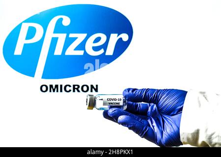 Madrid, Spagna - 29 novembre 2021: Flaconcino contenente il vaccino covid-19 e il logo Pfizer su sfondo bianco. Foto Stock