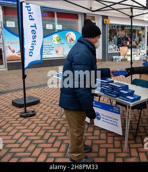 Chesham, Buckinghamshire, Regno Unito. 1 dicembre 2021. Oggi a Chesham il Consiglio del Buckinghamshire ha dato agli acquirenti dei test di flusso laterale gratuiti Covid-19 nella giornata di mercato. Il governo sta incoraggiando gli acquirenti a prendere i test di flusso laterale di Covid-19 prima di fare il loro shopping natalizio nel tentativo di mantenere il crescente numero di casi positivi di Covid-19. Credit: Maureen McLean/Alamy Live News Foto Stock